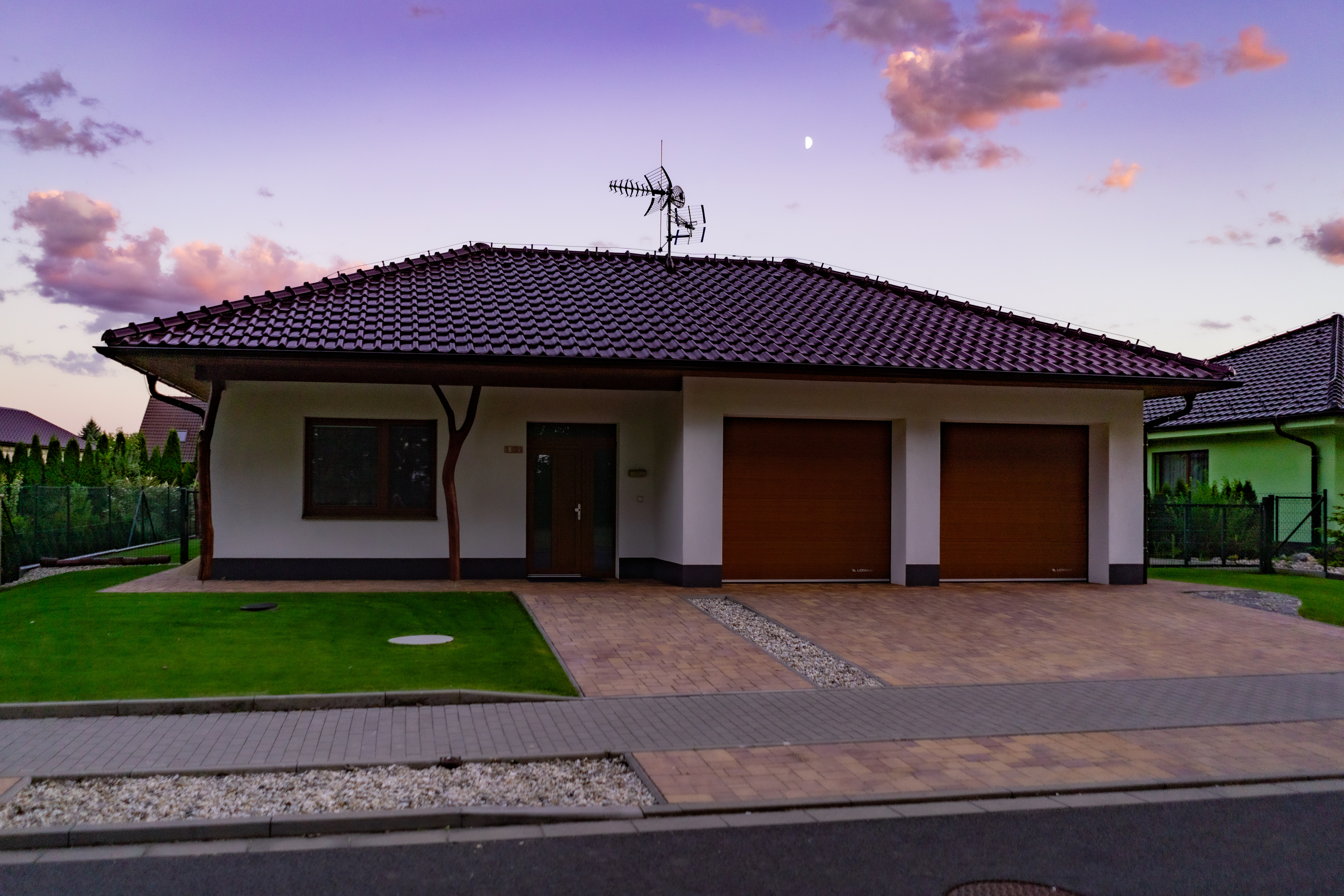 Moderný rodinný dom s dvoma garážovými bránami