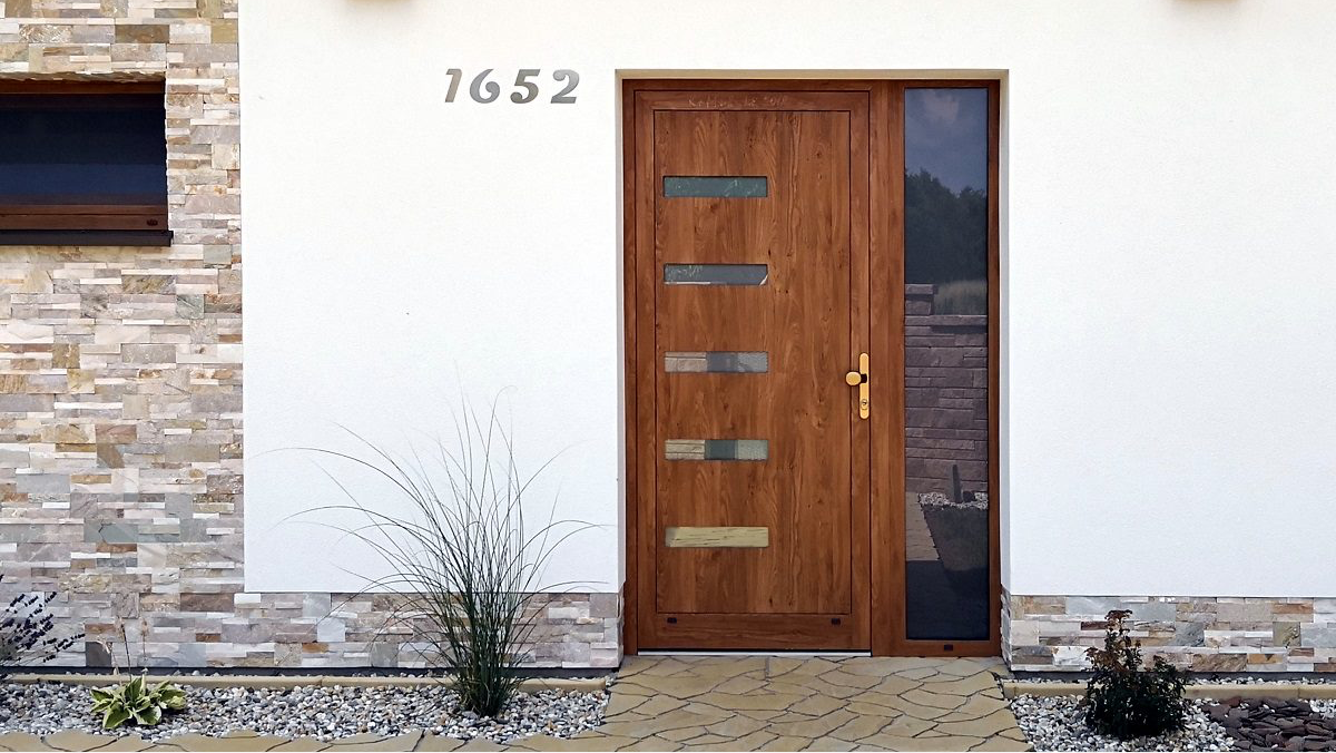Hliníkové vchodové dvere v drevenom dizajne