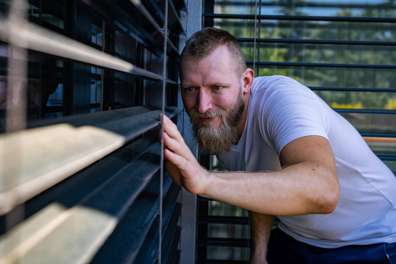 Muž zblízka kontroluje tieniacu techniku.