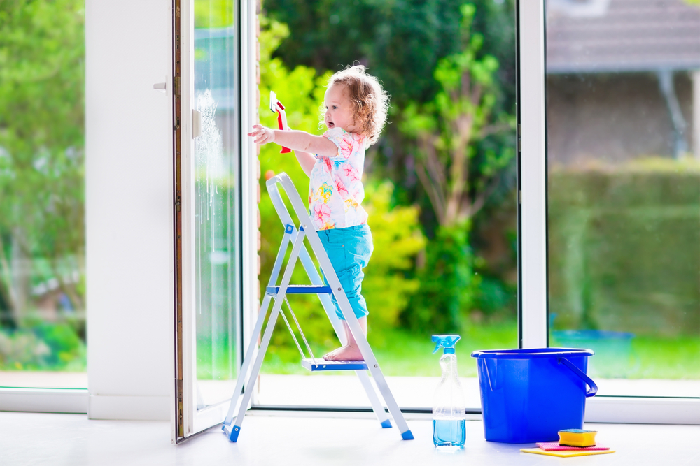 Malé dieťa umýva francúzske okno