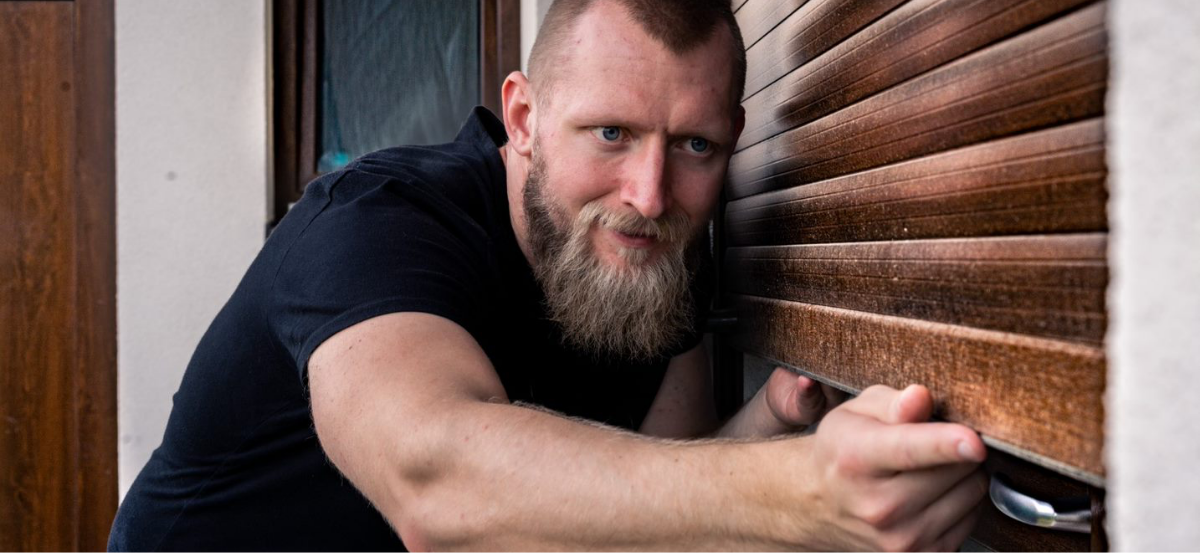 Muž kontroluje funkciu vonkajších roliet