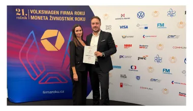 Dvojica s certifikátom LOMAX pred súťažnou stenou Firma roku 2026