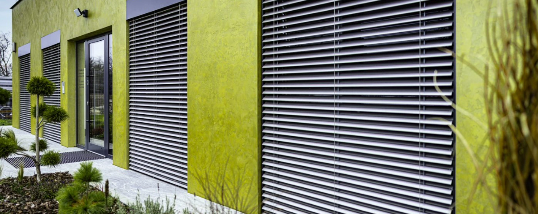 stříbrné žaluzie