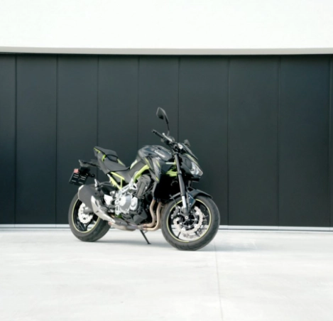 Komfortné garážové brány pre motorkárov