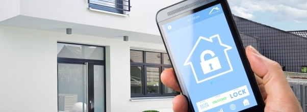 Kontrola zabezpečenia a izolácie domu prostredníctvom smartfónu. Diaľkovo možno nastaviť zamykanie alebo odomykanie vchodových dverí.