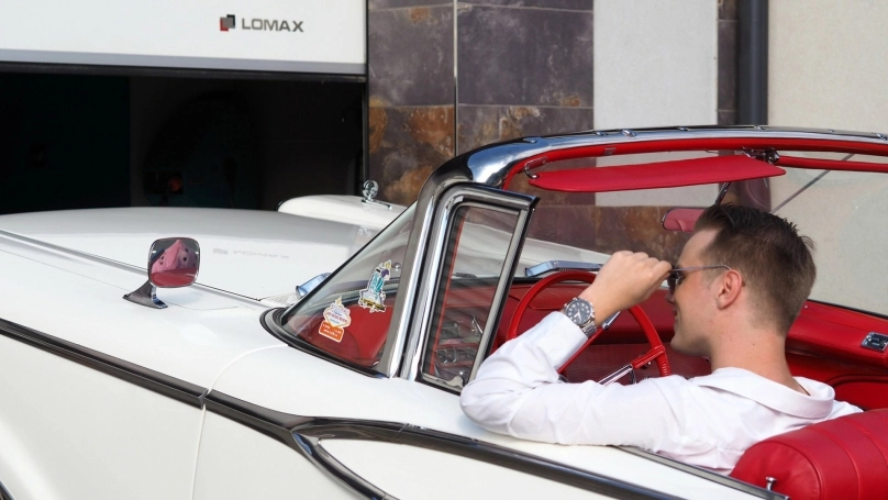 Vodič vchádza s bielym veteránom do garáže