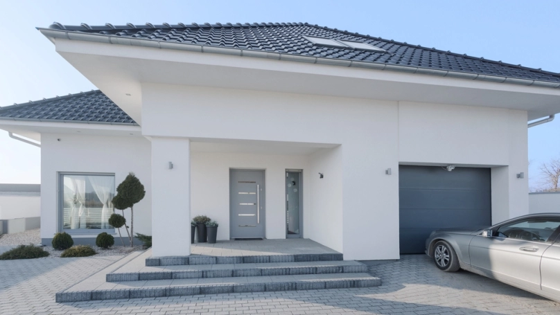 Rodinný dom s farebne zladenými dverami a oknami