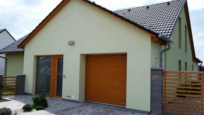 Garážová brána ladí s exteriérovými prvkami