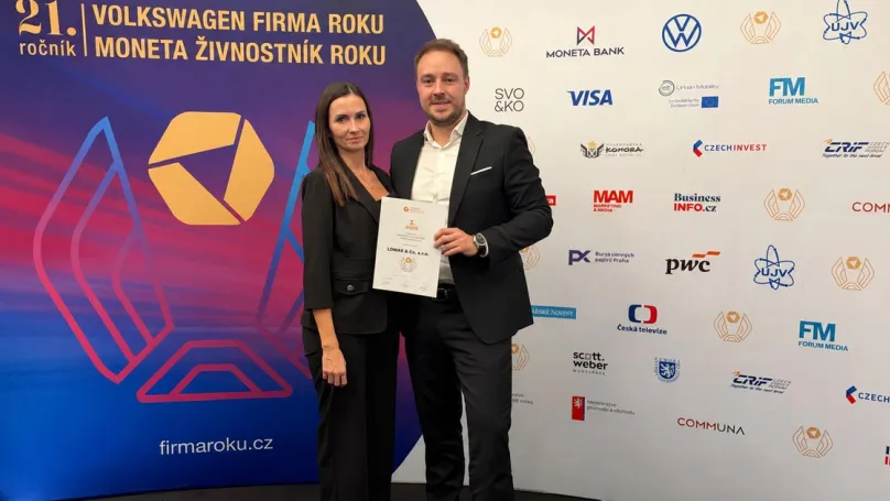 Dvojica s certifikátom LOMAX pred súťažnou stenou Firma roku 2026