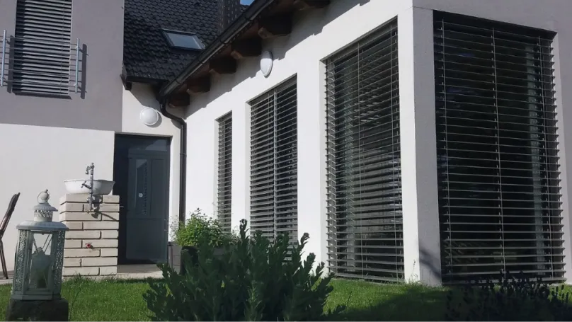 Vonkajšie žalúzie na oknách rodinného domu